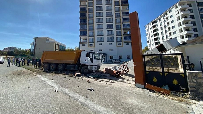 El Frenini Çekmeyi Unuttu, 4 Aracın Arasına Daldı!