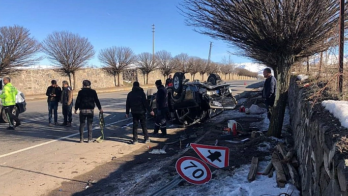 Elazığ'da  ağaca  çarpan hafif ticari araç ters döndü: 2 yaralı