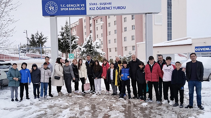 Elazığ'a dönerken yolda kalan öğrencilerin yardımına Suşehri Kaymakamı koştu!