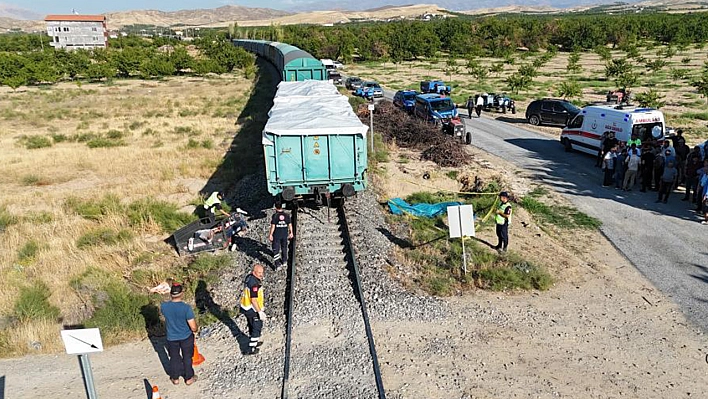 Elazığ'a gelen yük treni çapa motoruna çarptı, anne ve 2 çocuğu hayatını kaybetti