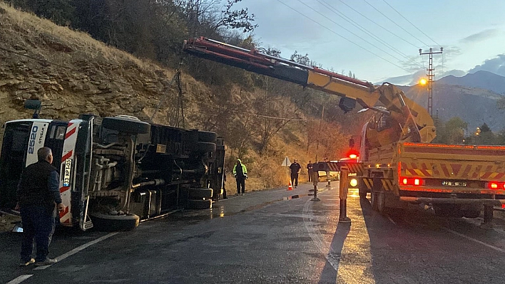 Elazığ'a seyir halindeki canlı hayvan yüklü çekici Erzincan'da devrildi: 2 hayvan yaralandı