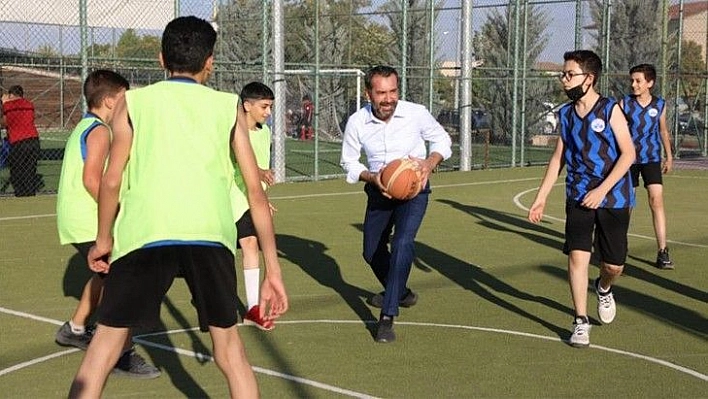 Elazığ Belediye Başkanı Şerifoğulları miniklerle maç yaptı