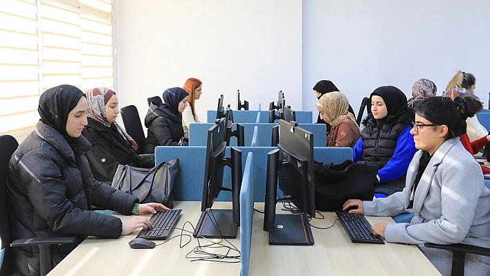 Elazığ Belediyesi Dijital Gençlik Merkezi'nde eğitimler sürüyor