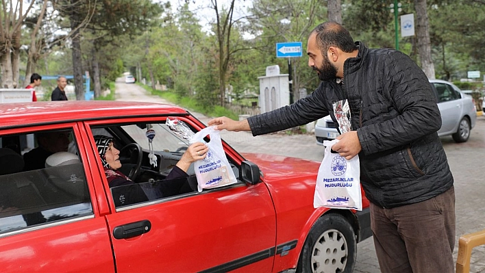 Elazığ Belediyesi Mezarlıklarda Ücretsiz Yasin-İ Şerif, Karanfil Ve Lokum Dağıttı