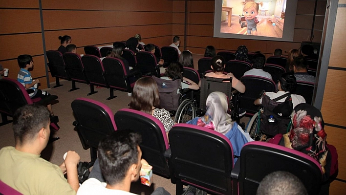 Elazığ Belediyesi'nden Engelli Çocuklara Sinema Keyfi