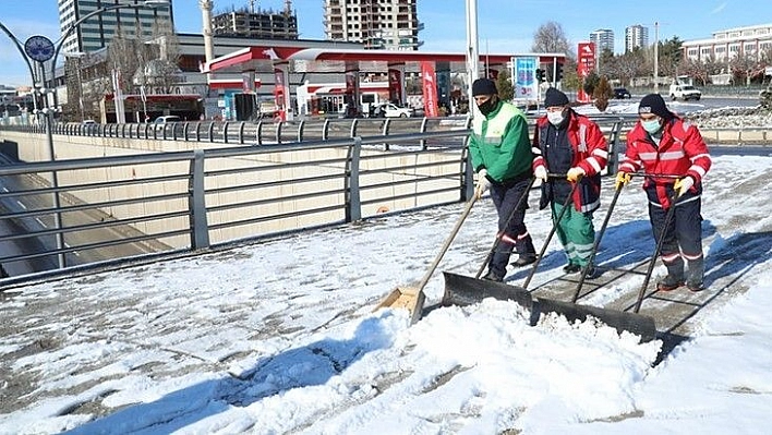 Elazığ Belediyesi'nden karla mücadelede etkin çalışma