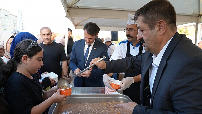 Elazığ Belediyesi'nden Vatandaşlara Aşure İkramı