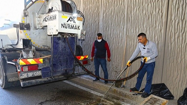 Elazığ Belediyesi Şehir Genelindeki Menfez ve Mazgalları Temizledi