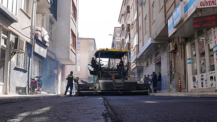 Elazığ Belediyesi, Yeni Mahalle'de asfaltlama çalışmalarını sürdürüyor