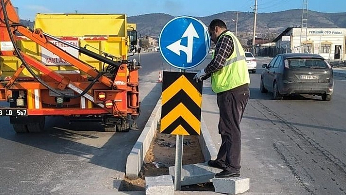 Elazığ Belediyesi yön levhalarını yeniliyor