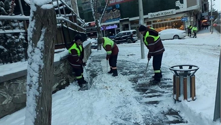 Elazığ Belediyesinin Kar Mesaisi Sürüyor