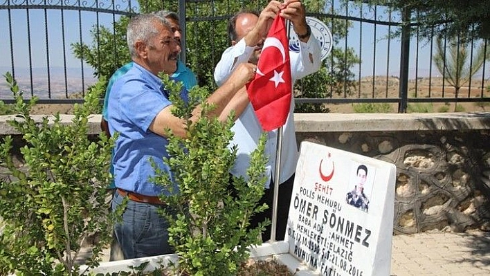 Elazığ'da 15 Temmuz öncesi şehit mezarlıkları temizlendi