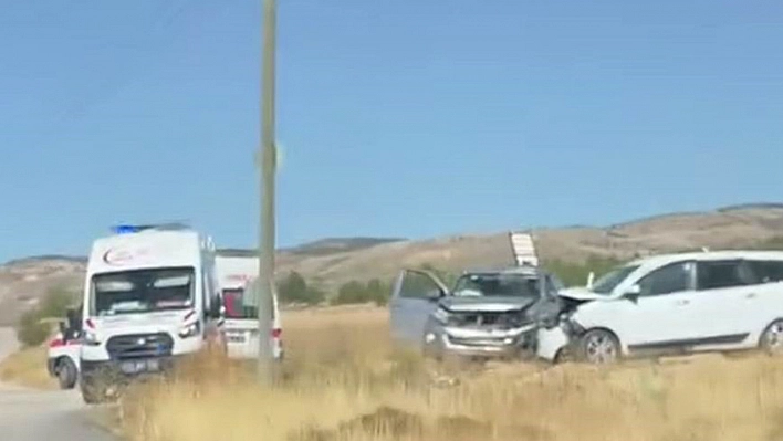 Elazığ'da 2 araç çarpıştı 4 kişi yaralandı