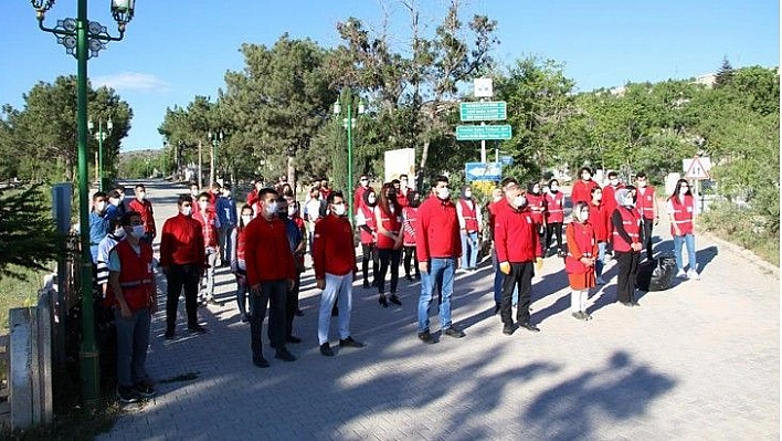 Elazığ'da 250 gönüllüden, mezarlıklarda vefa hizmeti