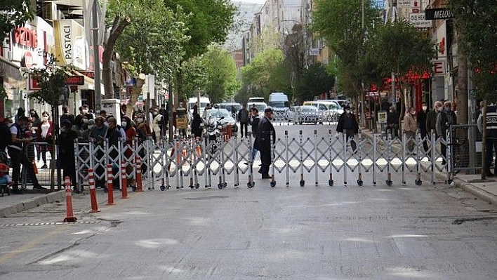 Elazığ'da 3 cadde araç trafiğine kapatıldı, yayalara sosyal mesafe olanağı sağlandı