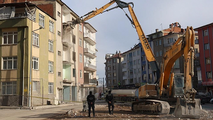 Elazığ'da 3 Katlı Binaların Yıkımı Tamamlandı