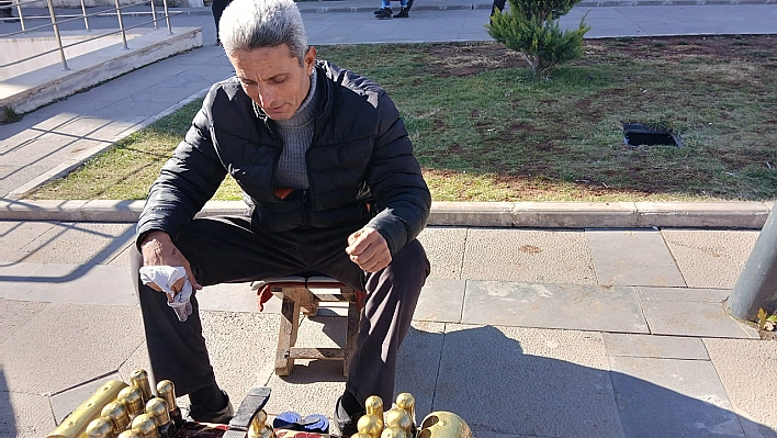 Elazığ'da 35 yıldır ayakkabı boyayarak evini geçindiriyor