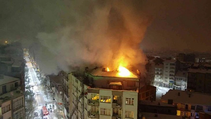 Elazığ'da 6 Katlı Binada Korkutan Yangın, Ekiplerin Müdahalesi Sürüyor