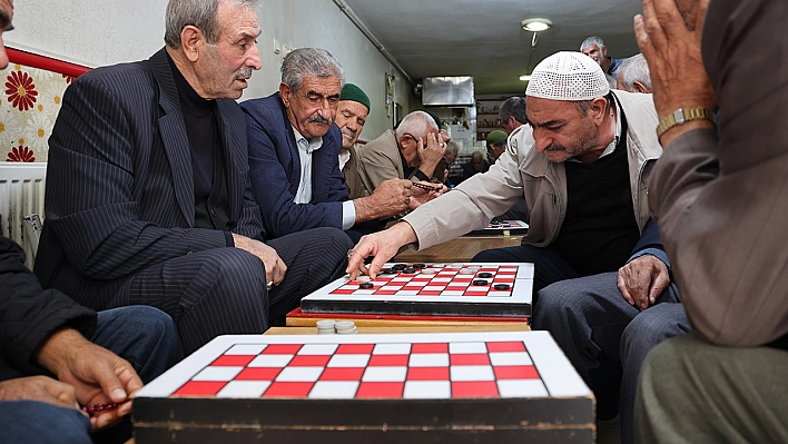 Elazığ'da 65 yaş üstü vatandaşların dama geleneği sürdürülüyor