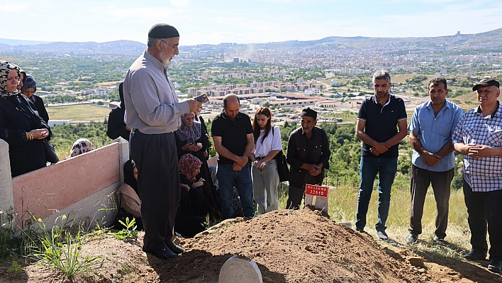 Elazığ'da 7 Ay Yoğun Bakımda Kaldıktan  Sonra Vefat Eden Genç Kız  Anneannesinin Yanına Defnedildi