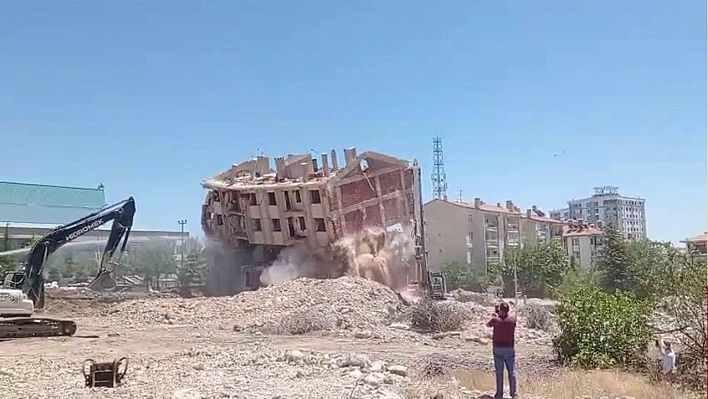 Elazığ'da ağır hasarlı bina korna sesi ile yerle bir oldu