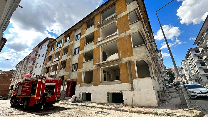 Elazığ'da ağır hasarlı binada korkutan yangın