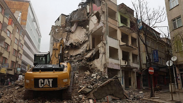 Elazığ'da Ağır Hasarlı Binaların Yıkımı Sürüyor