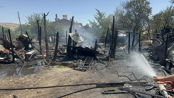 Elazığ'da Ahır ve Kümes Yangını: 15 Keçi, 29 Tavuk Telef Oldu