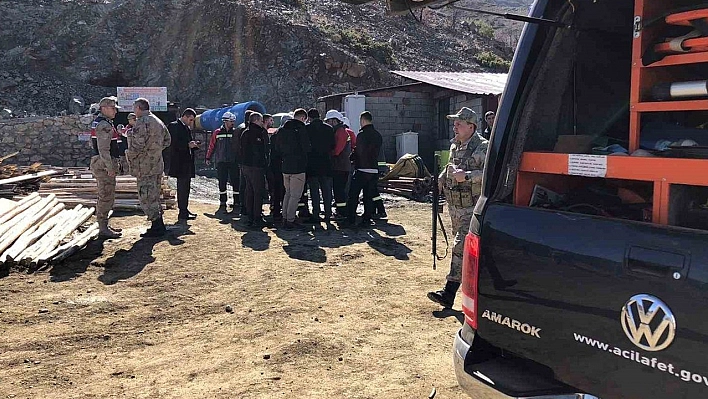 Elazığ'da Alacakaya ilçesinde bir madende göçük: Göçük altında kalan 1 kişi çıkarıldı.
