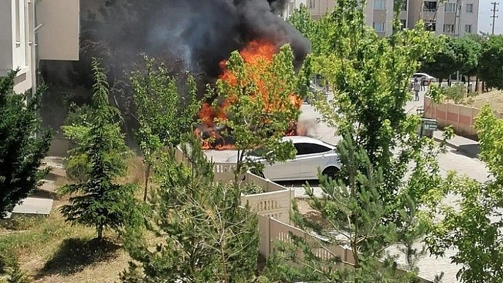 Elazığ'da alevlere teslim olan otomobil küle döndü