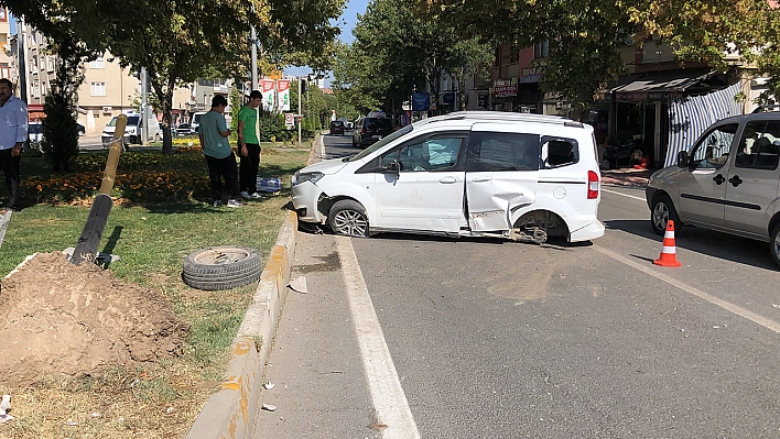 Elazığ'da ambulans ile hafif ticari araç çarpıştı