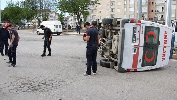 Elazığ'da ambulans ile otomobil çarpıştı: 2 yaralı