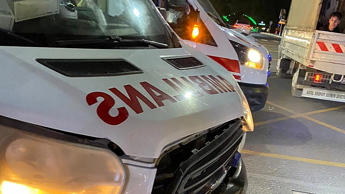 Elazığ'da ambulans ile otomobil çarpıştı: 2 yaralı