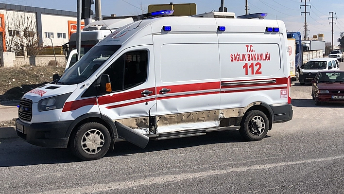 Elazığ'da korkutan ambulans kazası