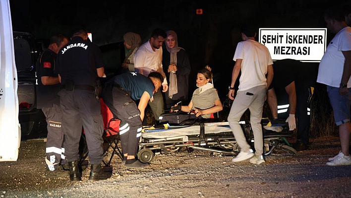 Elazığ'da ambulans şarampole devrildi: 3 yaralı