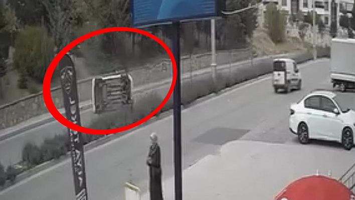 Elazığ'da araç yan yattı o anlar kamerada