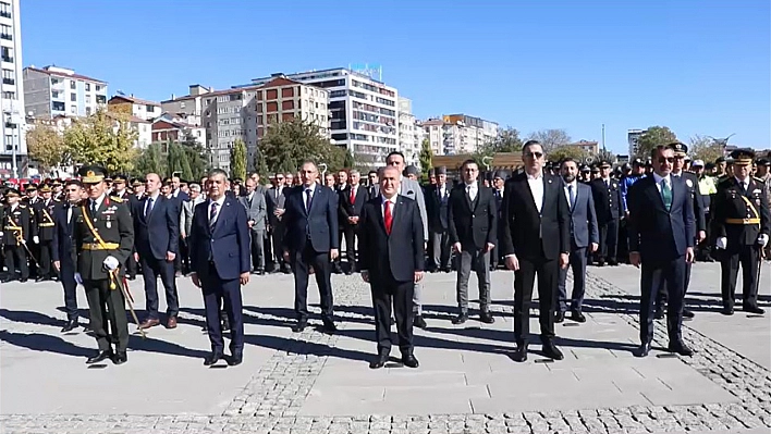 Elazığ'da Atatürk Anıtına çelenk sunma töreni düzenlendi