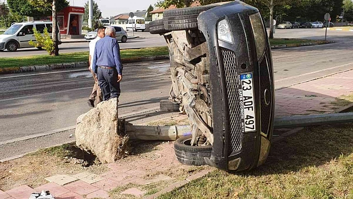 Elazığ'da aydınlatma direğine çarpan otomobil devrildi: 2 yaralı