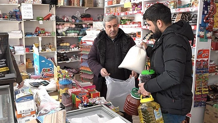 Elazığ'da Bakkal Sahibi İndirim Yaptı, Astığı Yazılarla Da Dikkat Çekti