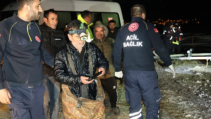 Elazığ'da Baraj Gölünde  Mahsur Kalan Balıkçılar  4 Saatlik Çalışma Sonucu Kurtarıldı