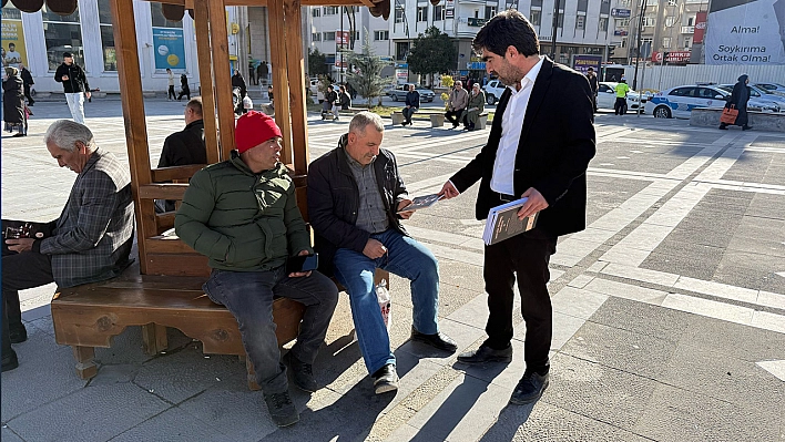 Elazığ'da Başkan Evsen, vatandaşlara ücretsiz kitap dağıttı