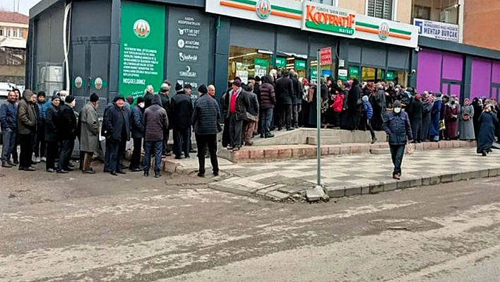 Elazığ'da Bayram İndirimi Bugün Başladı! Kuyrukların Uzunluğu Görenleri Şaşırtıyor!