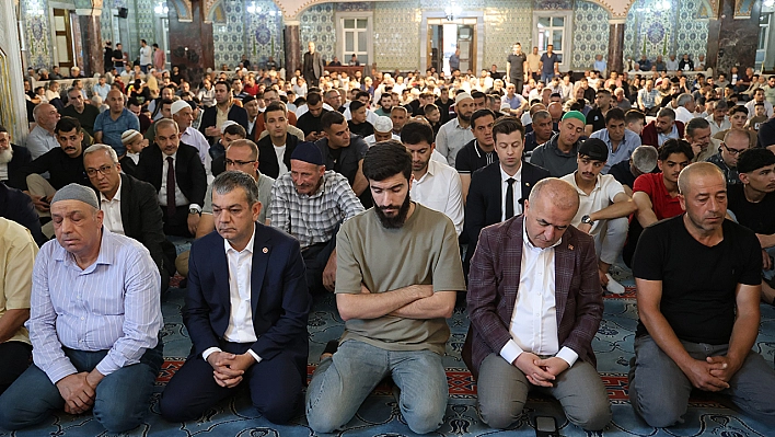 Elazığ'da Bayram namazında camiler doldu