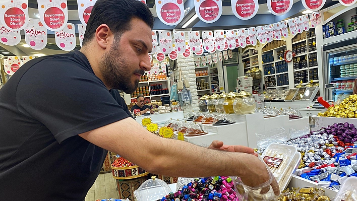 Elazığ'da bayram öncesi şekerler tezgahlardaki yerini aldı
