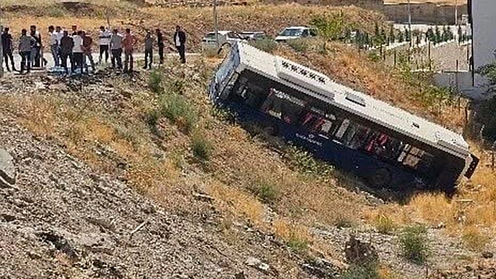 Elazığ'da belediye otobüsü şarampole yuvarlandı