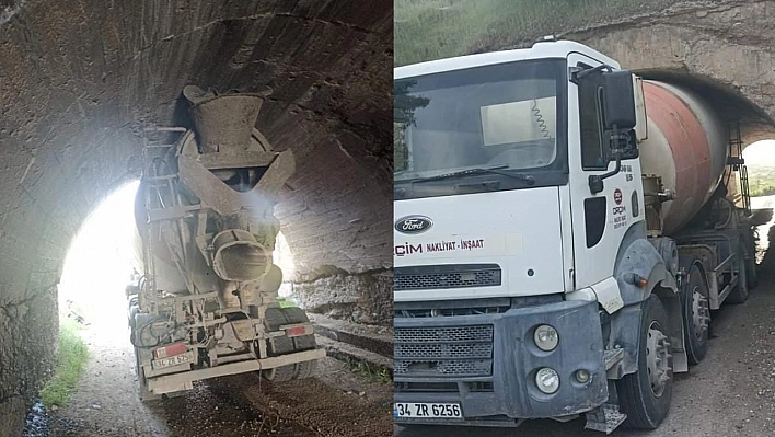 Elazığ'da Beton Mikseri Köprüye Sıkıştı!