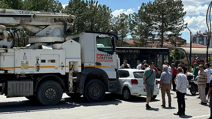 Elazığ'da Beton Pompa Kamyonu Otomobile Çarptı!