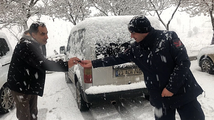 Elazığ'da beyazın çilesine koşan birileri var