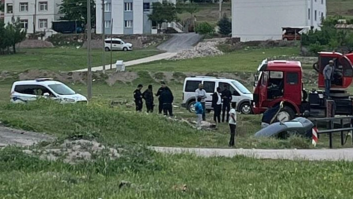 Elazığ'da Bir Araç Sulama Kanalına Düştü!