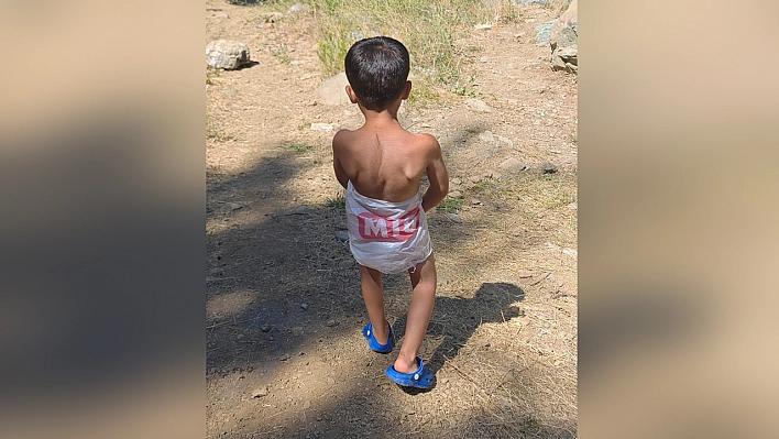Elazığ'da bir çocuk market poşetini mayo yapıp suya girdi